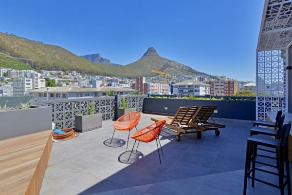Stylish Studio Apt – Steps from Promenade