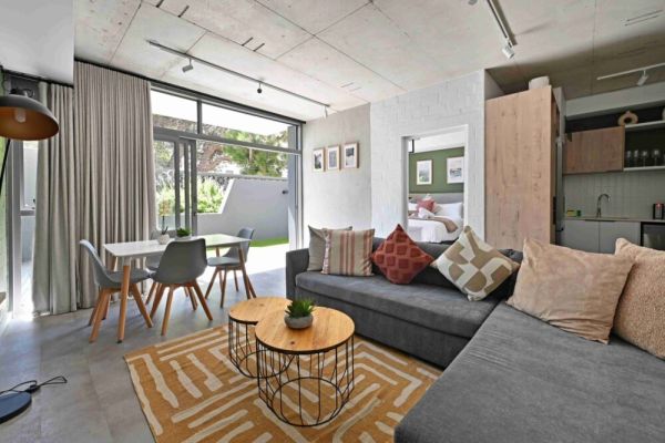 Opulent 2BR Apartment – Beach, Pool & WiFi Access