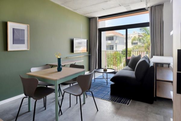 Stylish Studio Apt – Walk to Beach & Promenade