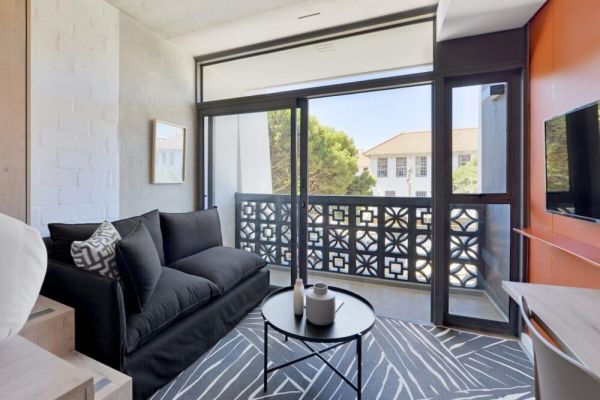 Stylish Studio Apt – Steps from Promenade