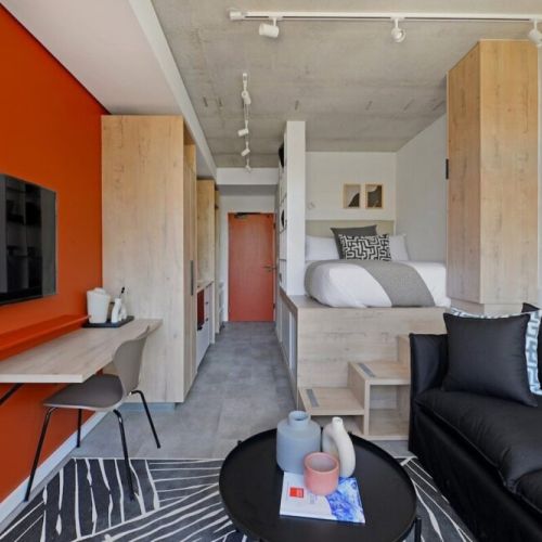 Open plan micro with balcony and lots of natural light
