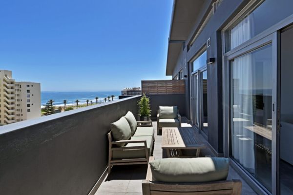 Stylish 2BR Retreat – Beach, Pool & WiFi Access